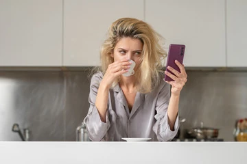 mulher lendo mensagens no celular