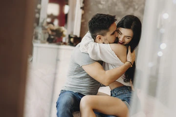 casal fofo se abraçando