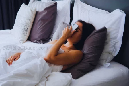 mulher deitada com celular no rosto