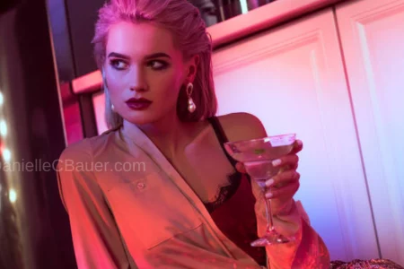 mulher elegante olhando pro lado