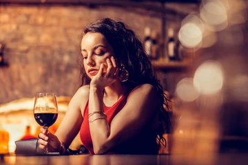 mulher triste pensativa