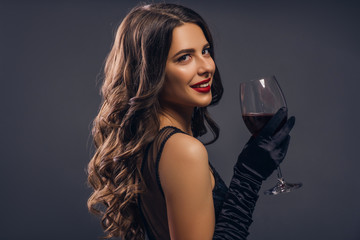 mulher bebendo vinho