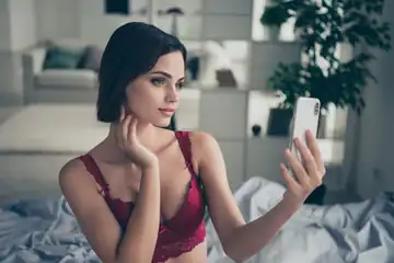 mulher ao celular