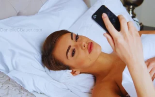 mulher lendo mensagens de texto no celular