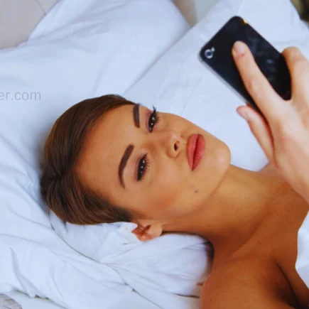 mulher lendo mensagens de texto no celular