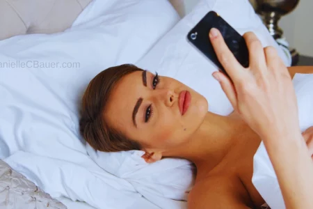 mulher lendo mensagens de texto no celular