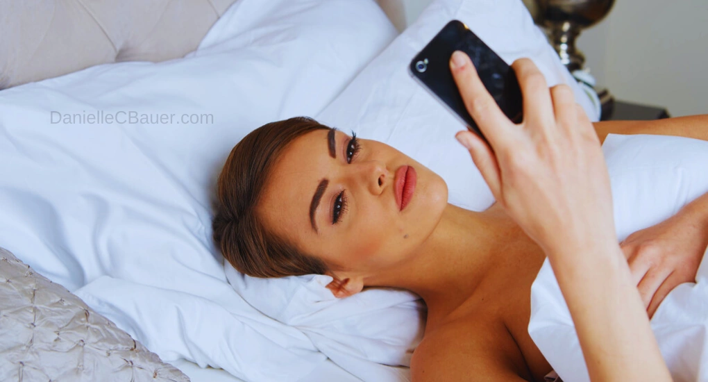 mulher lendo mensagens de texto no celular