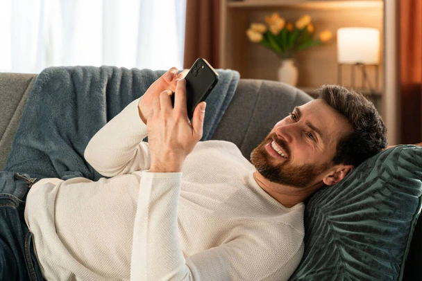 homem com celular na mão