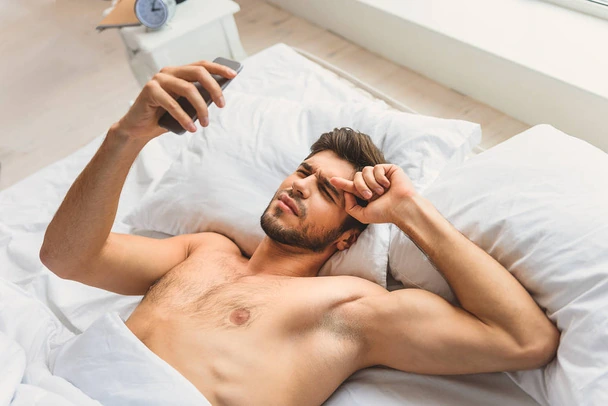 homem preocupado lendo mensagem no celular