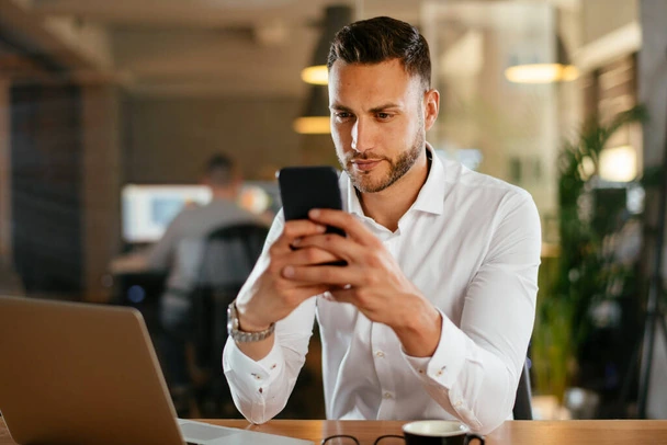 homem lendo mensagens de texto no celular 